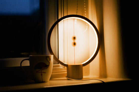 Circle light by mug in dark - Lumilum